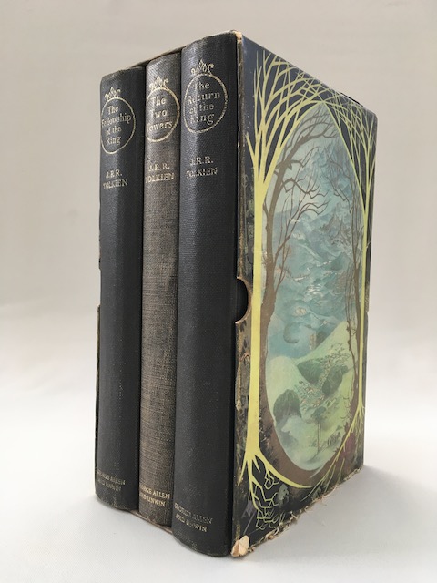 Published by Harper Collins in 1999 this gift set holds a hardcover edition of The Silmarillion, map of Beleriand, booklet with background to The Silmarillion, poster and cd with Christopher Tolkien reading Beren and Luthien