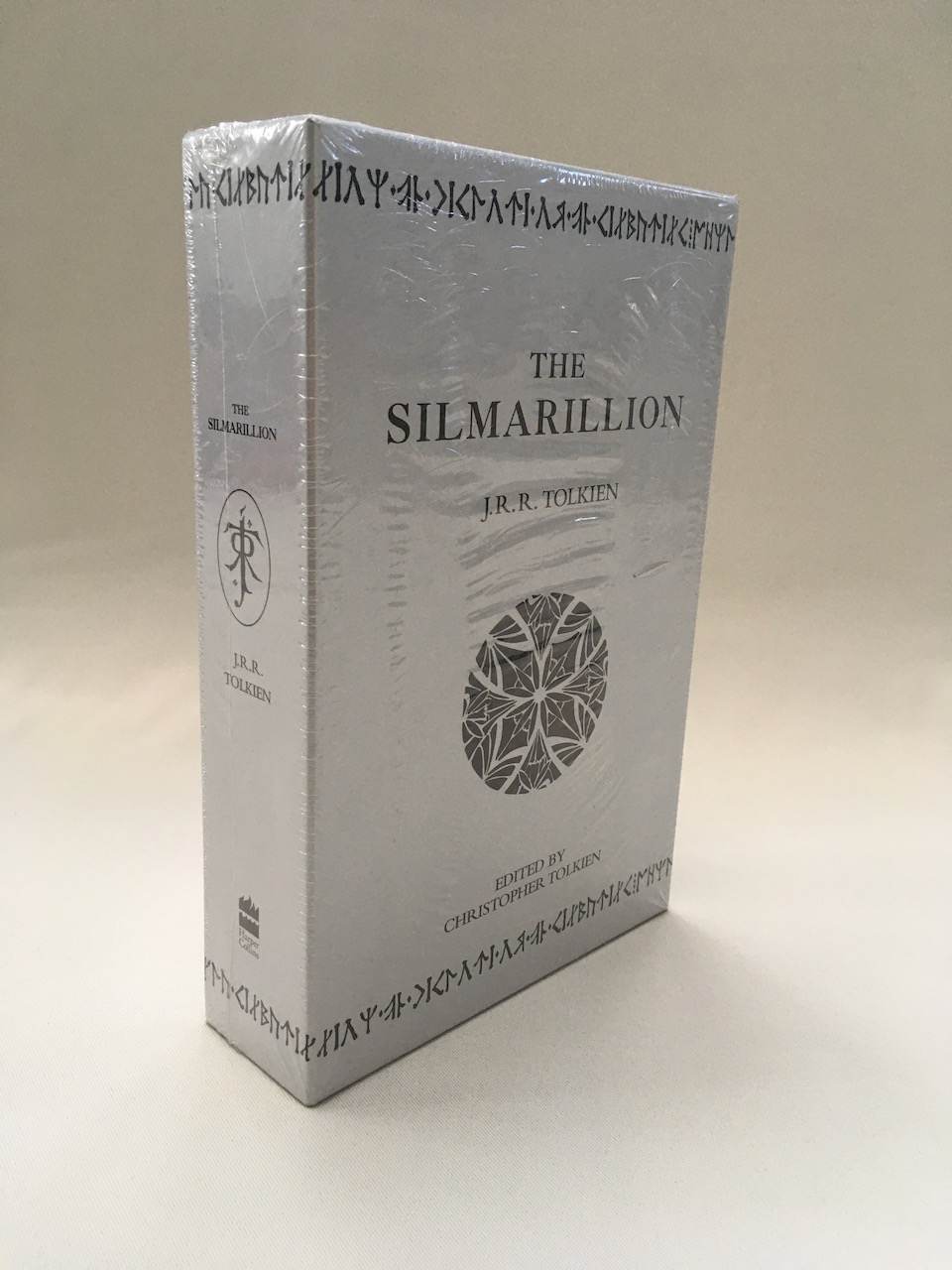 Published by Harper Collins in 1999 this gift set holds a hardcover edition of The Silmarillion, map of Beleriand, booklet with background to The Silmarillion, poster and cd with Christopher Tolkien reading Beren and Luthien
